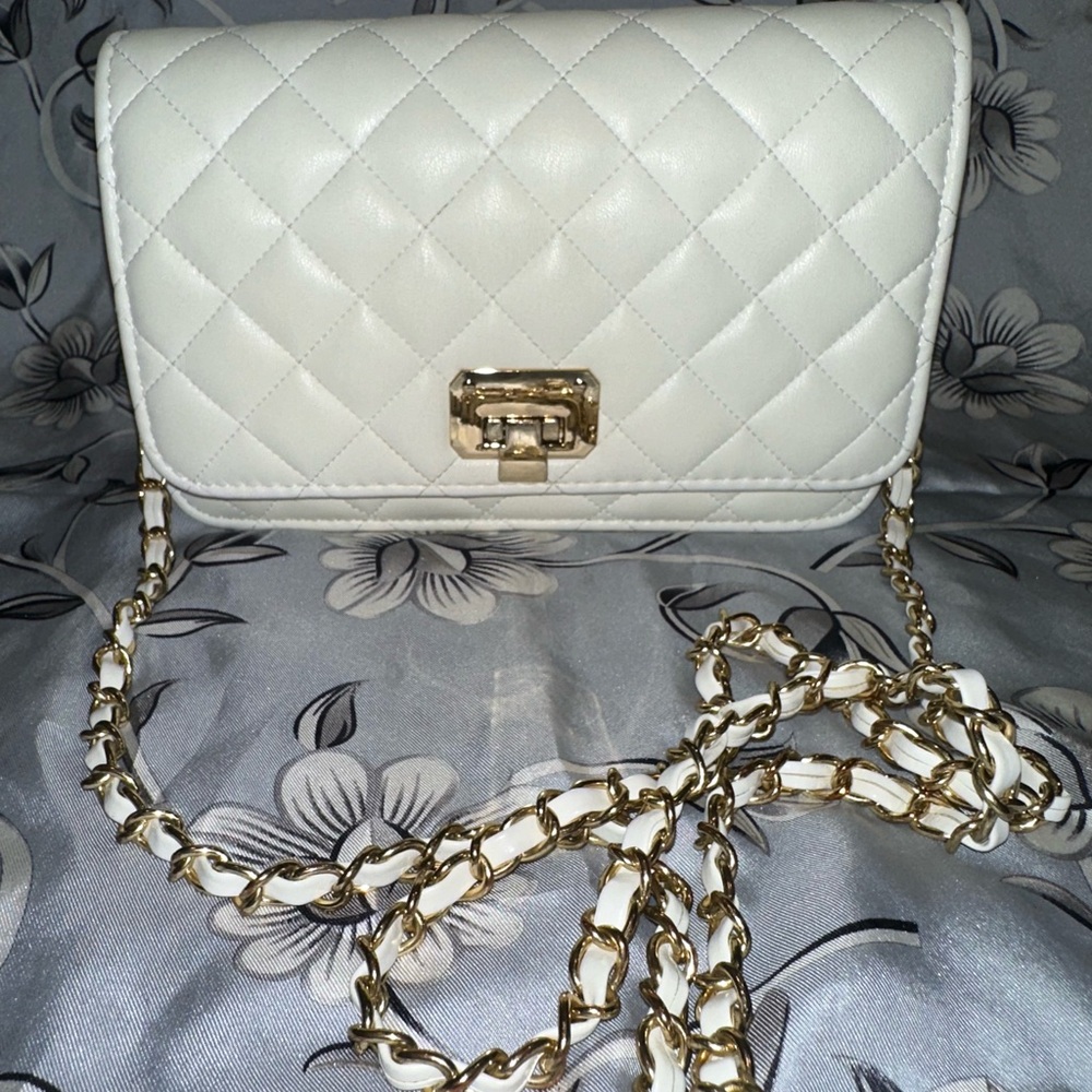 Elegant White Quilted Shoulder Bag